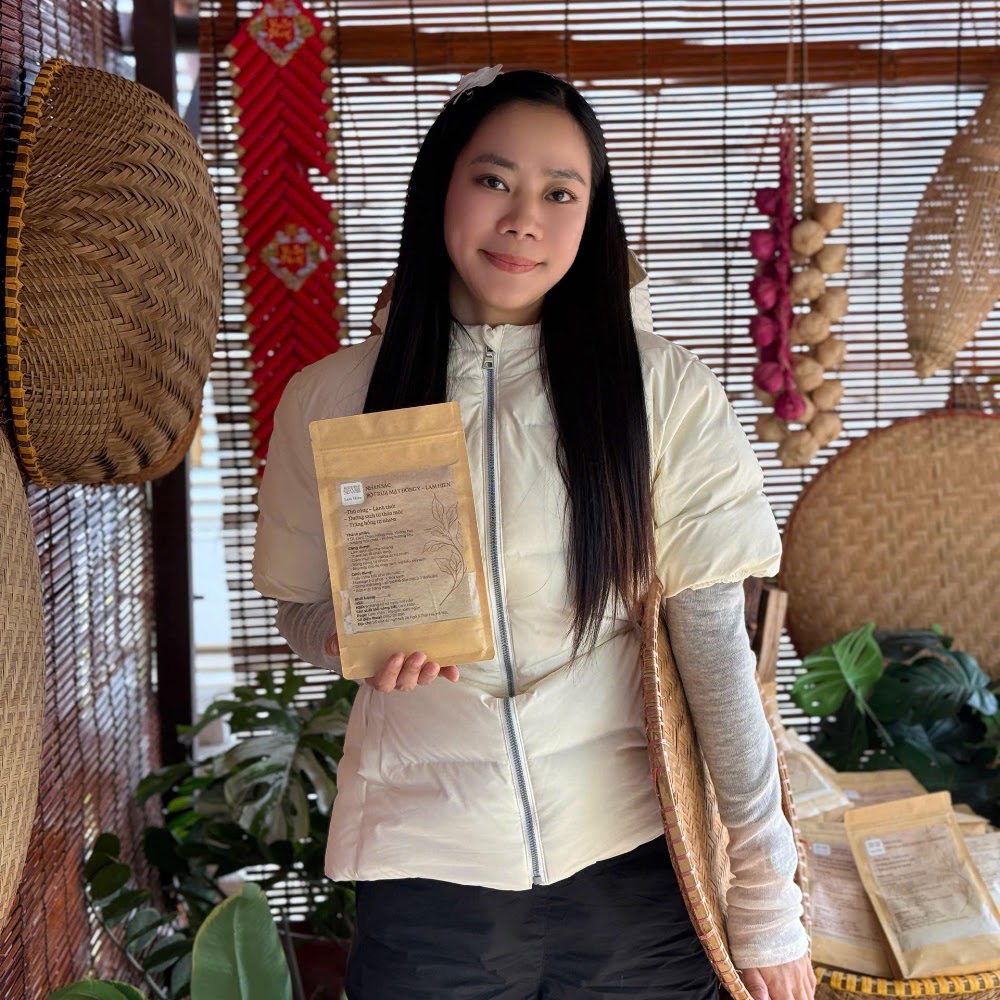 Lương y Nguyễn Kim Ngân giới thiệu sản phẩm bột rửa mặt Đông y thủ công tại gian hàng thảo mộc