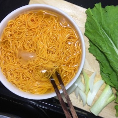 Chuẩn bị nước luộc mì. Mì luộc xong vớt ngay vào nước lạnh để mì săn không bị bở. Gà rửa sạch chà với muối để sạch bụi bẩn. Hành tây cắt cọng rửa sạch thấm sạch nước. Ướp tiêu đen lên đùi gà.