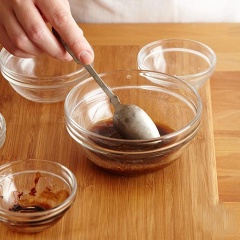 Trộn 2 muỗng canh nước cốt me, 2 muỗng canh đường thốt nốt 1/2 muỗng cà phê ớt bột và 2 muỗng canh nước mắm vào một cái nồi nhỏ. Đun lửa nhỏ và khuấy đều cho đường tan rồi cho hỗn hợp ra chén.