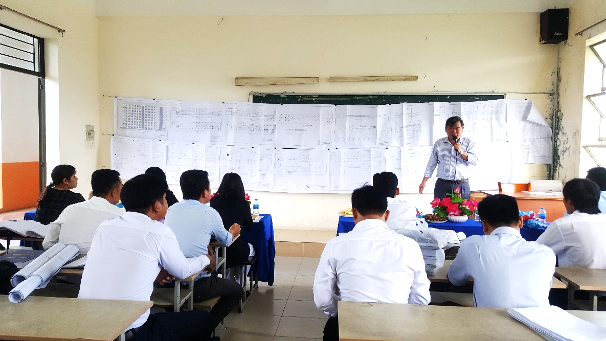 TS. Lê Đình Kỳ hướng dẫn quy trình bảo vệ cho các sinh viên