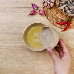 Nước trộn nộm: Cho 3 muỗng canh nước cốt chanh, 2 muỗng canh đường, 2 muỗng canh nước lọc, 1/2 muỗng canh tỏi băm, 1/2 muỗng canh ớt băm vào chén, trộn đều, nêm nếm lại cho vừa ăn.