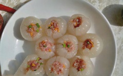 Dùng muỗng múc hỗn hợp tôm, thịt heo bằm vào bên trong cùi vải. Làm lần lượt cho đến khi hết vải và hỗn hợp tôm, thịt heo bằm.