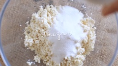 Cho 90g bột gạo vào âu lớn sau đó cho 90g đậu hũ non vào và bóp nhuyễn, trộn đều, sau đó cho 2 muỗng canh đường vào và tiếp tục dùng tay nhào trộn thật đều đến khi thành khối bột dẻo mịn, mượt. Sau đó chia bột thành 3 phần, một phần bạn cho bột matcha vào nhào đều, 1 phần cho 1 giọt màu thực phẩm vào, 1 phần giữ nguyên.