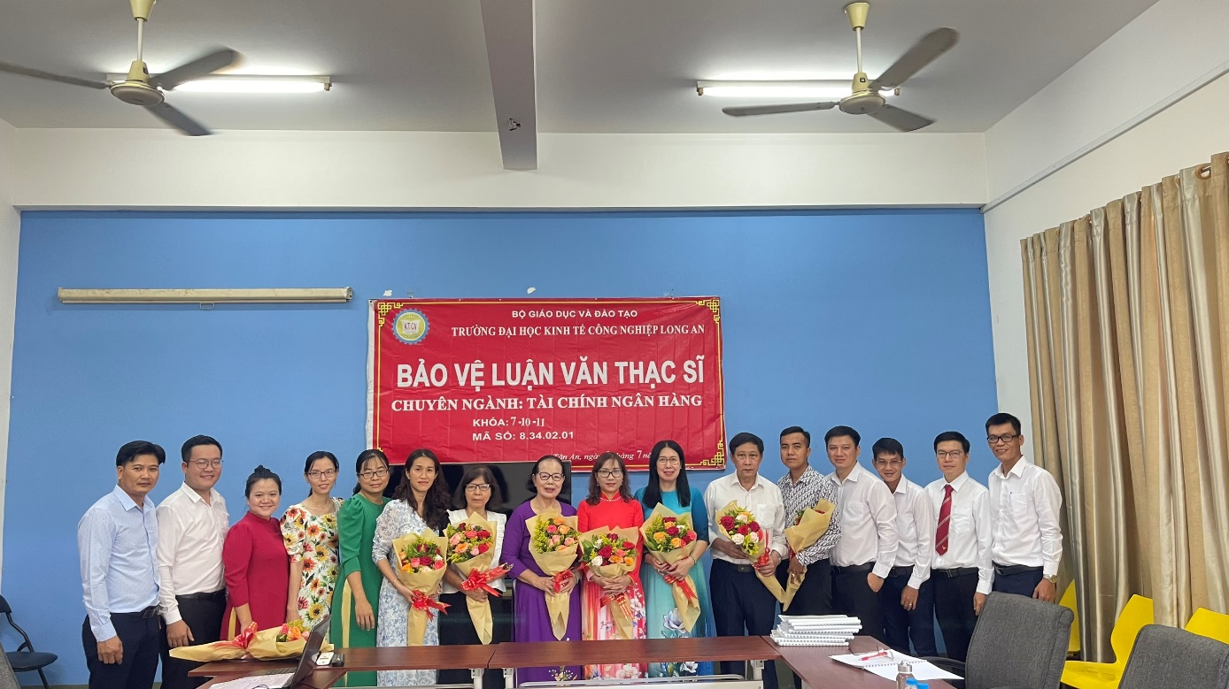 Học viên và hội đồng chụp ảnh lưu niệm