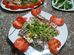 Làm sạch cá trắm, cắt lấy phần thịt cá thành những miếng to khoảng 2 ngón tay rồi đem ướp cùng với gừng băm, hành lá và rau răm đã cắt nhuyễn.