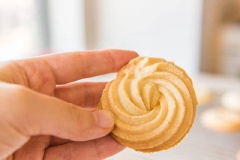 Bánh giòn, thơm mùi bơ, các bạn có thể bảo quản ở nơi thoáng mát trong 2-3 tuần nhé! Bánh quy bơ thơm giòn nhâm nhi cùng ly trà xanh mát lạnh sẽ rất tuyệt. Chiều chiều thưởng thức bánh quy bơ, uống trà đàm đạo còn gì bằng nhỉ?
