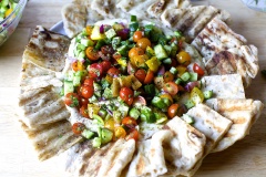 Món salad có thể ăn kèm với sốt tùy thích, có thể ít ít dầu ô liu vào số để tăng vị béo, rắc thêm ít tiêu để món ăn thêm cay thơm. Ăn cùng ít bánh chiên hoặc bánh nướng sẽ có được bữa ăn đơn giản mà tròn vị.