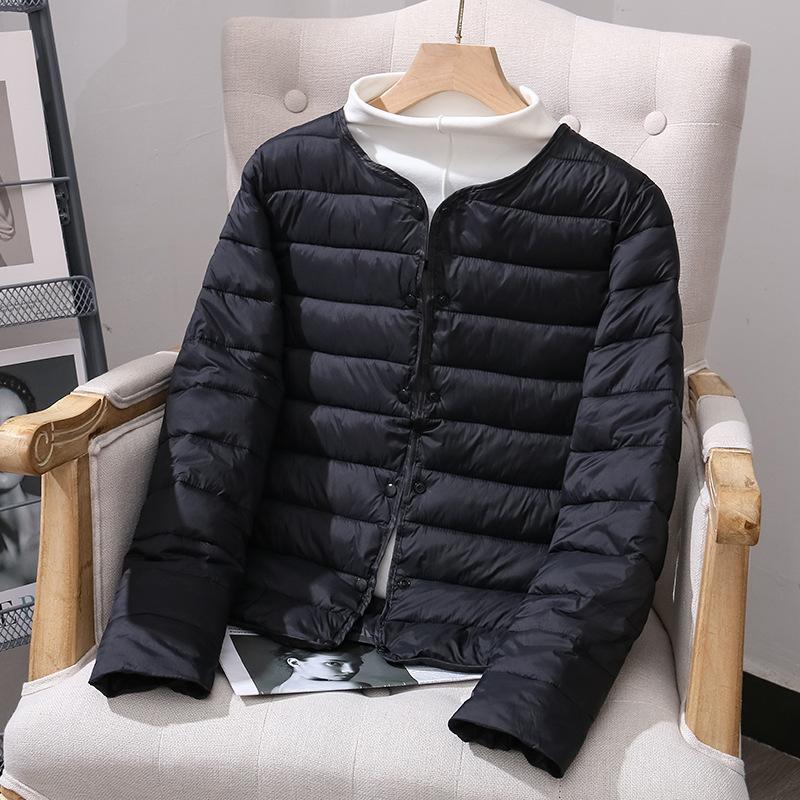Lightweight, fitted women's quilted jacket with round neckline