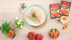 50gr bắp cải baby (cải nụ) rửa sạch, cắt đôi. 30gr cà rốt baby gọt vỏ. 30gr ớt chuông đỏ cắt thành miếng vuông. Cho 3 loại rau củ vừa sơ chế vào chung 1 khay cùng với 50gr cà chua vàng, rưới vào đây 15gr Gia vị hoàn chỉnh Barona – Thịt nướng ngũ vị rồi trộn đều lên cho rau củ áo đều sốt. Sau đó cho khay rau củ vào lò, nướng 10 phút ở 180 độ C.
