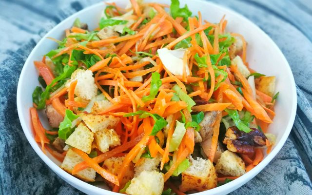 Salad Ức Gà Bánh Mì