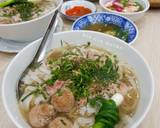 Xếp bánh phở vào tô, xếp bò lên trên, chan nước, rắc hành ngò, tiêu, dùng ngay. Mình chần thêm chén trứng gà ta ăn kèm cho bổ. Phở tái viên ăn kèm quẩy rất hợp cả nhà nhé.