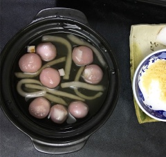 Cán dẹt bột cắt thành sợi nhỏ. Bắt nước sôi thả viên chè cùng chè sợi vào luộc trong vòng 15 phút. Cho đừng vào tô thả viên chè cùng bột sợi vào ngâm đến khi ăn cho ra chén.