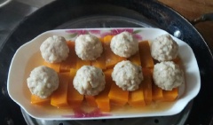 Bí đỏ gọt vỏ, bỏ hạt, rửa sạch, thái miếng vừa ăn. Xếp bí ngô vào trong đĩa. Cho đĩa bí đỏ vào nồi hấp, xếp thịt viên lên trên đĩa bí đỏ. Sau đó, bạn đậy vung vào và hấp trong khoảng 20 phút cho đến khi thịt và bí đỏ chín mềm.