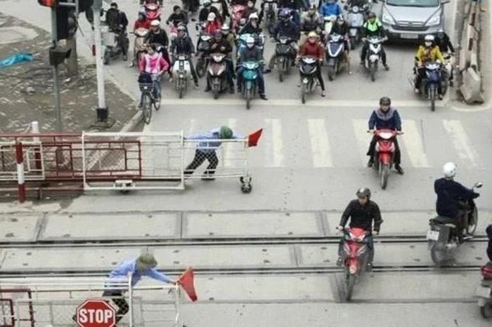 Mức phạt xe máy, ô tô vượt rào chắn đường sắt tăng gấp 4-6 lần - Đài Phát thanh và truyền hình Hà Nội