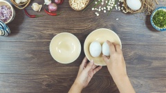 Đầu tiên các bạn sơ chế trứng muối nhen. Trứng muối mua về rửa sạch lớp rơm đen, tách lấy lòng đỏ trứng, rửa sạch dưới nước nhẹ để loại bỏ hết lòng trắng. Cho thêm rượu mai quế lộ (có thể thay bằng rượu gừng tự ngâm), ngâm trong 10 phút. Rửa thật sạch.