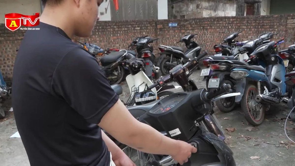 Camera ghi cảnh nhóm đạo chích bẻ khóa xe máy trong tích tắc - Chuyên trang An Ninh Thủ Đô - Báo Công an nhân dân