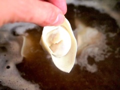 Đun sôi nồi nước dùng gà, thả các miếng bánh hoành thánh vào đun tiếp 3 phút, nêm nếm gia vị theo ý thích.