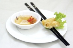 Nước chấm: Đổ nửa bát nước lọc, cho vào 2 thìa dấm, 1 thìa nước mắm, đường vào chén, trộn tiếp đu đủ, ớt, tỏi với nhau. Ăn kèm rau sống với phở cuốn tôm chiên giòn chấm nước mắm đu đủ rất ngon.