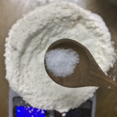 Trong một cái âu khác cho bột mì, muối và muối nở vào trộn thật đều và rây lại cho mịn, và bạn đã có ngay hỗn hợp khô.