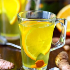 Ngoài có tác dụng trị đau dạ dày, hương bạc hà trong thức uống này sẽ làm bạn tỉnh táo và sảng khoái tức thì nếu chẳng may bị cảm mạo. Ngoài ra, việc còn có thêm gừng đã tạo nên tổ hợp tuyệt vời. Nếu cảm thấy không khỏe, bạn hãy thử ngay cách làm trà cam gừng nghệ bổ dưỡng này nhé.