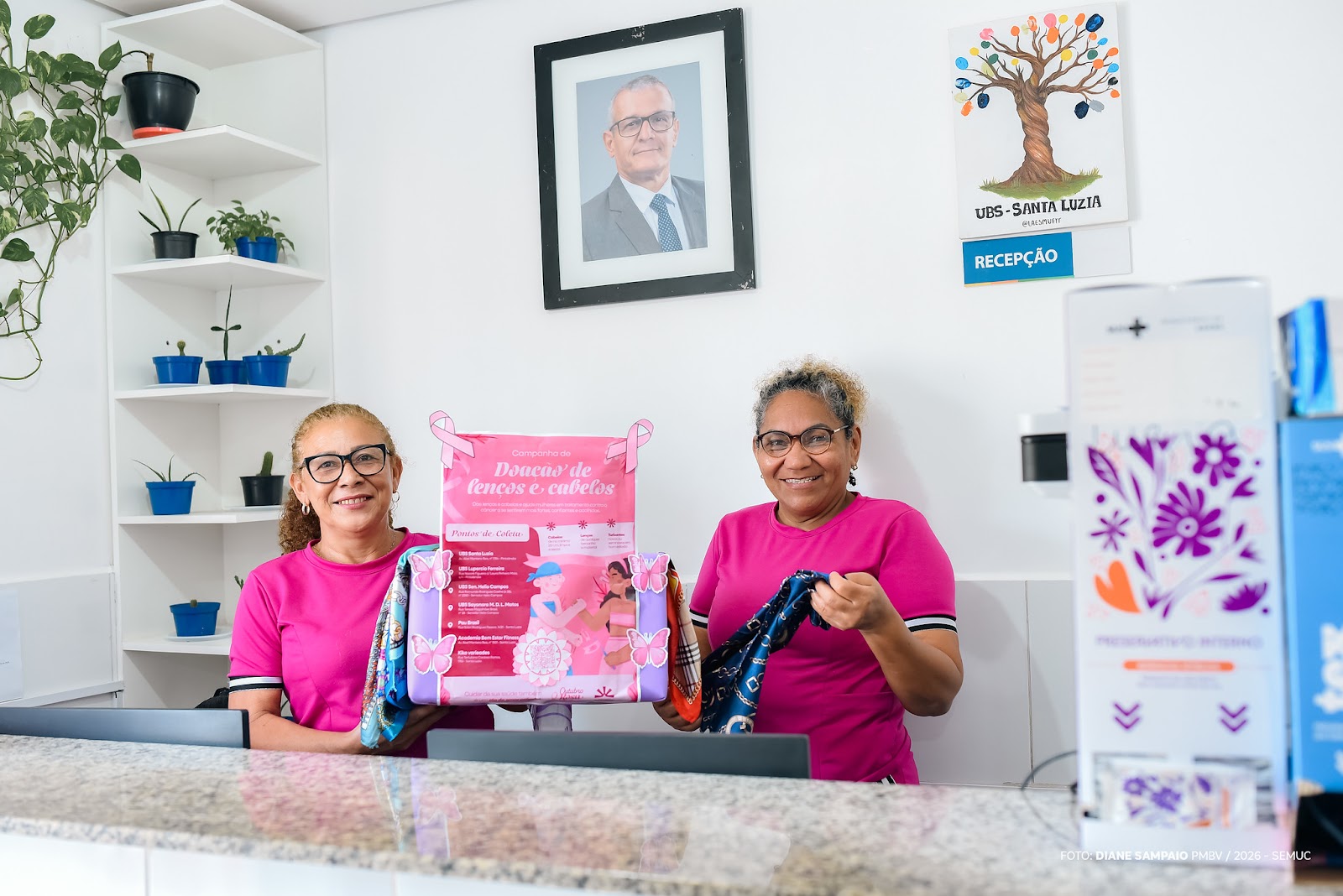 Caixa de coleta da campanha de doação de cabelos em Boa Vista posicionada em uma unidade de saúde local.