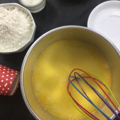 Trứng gà bỏ vỏ, cho đường vào đánh tan hòa quyện cho bơ đun chảy vào đánh từ từ.