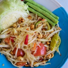 Cho gỏi ra đĩa, rắc đậu phộng rang lên, trang trí bằng các loại rai củ tùy thích và thưởng thức. Với người Thái, Som Tum có mặt trong các bữa ăn như một món rau, bạn có thể dùng món này như rau và ăn kèm với món chính nhé.