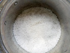 Chuẩn bị 1 cái nồi cỡ to lót 200g muối hột xuống đáy nồi. Thịt gà làm sạch, ướp với 1 muỗng cà phê bột nghệ, 1/3 muỗng cà phê tiêu và 1/2 muỗng cà phê hạt nêm.