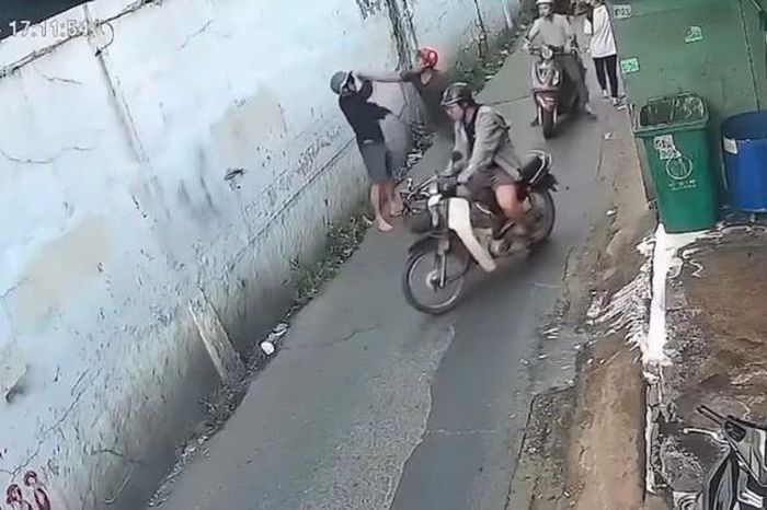 TPHCM: Clip hơn 120 giây ghi cảnh người đàn ông gây va chạm rồi đánh dã man người can ngăn - Báo Người Lao Động