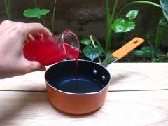 Hòa siro vào với nước vào nồi nhỏ. Nếu bạn thích ăn thạch ngọt nhiều thì cho thêm đường nhé!