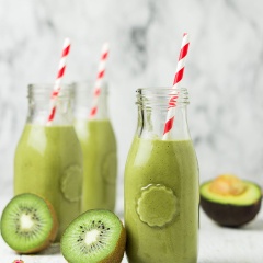 Sự kết hợp độc đáo của bơ, kiwi, cải xoăn, hạt điều, bột trà xanh thật tuyệt. Khi xay xong cho sinh tố ra ly bạn có thể thêm chút topping điểm cho ly sinh tố thêm lung linh như ngoài hàng nhé!