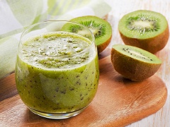 Kiwi gọt vỏ, cắt một vài lát để làm phần đế kem, phần còn lại cắt nhỏ, xay nhuyễn cùng với 100ml kem sữa tươi, nước cốt chanh và đường bột.