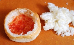 Cho sốt cà chua vào bên trong bánh mì. Thêm hỗn hợp trứng gà, cà rốt, dưa leo vào.