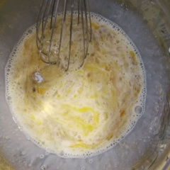 Bóc vỏ chuối chín, cho vào tô, dùng dụng cụ nghiền (hoặc muỗng lớn) nhiện mịn chuối. Sau đó đập tiếp vào 2 quả trứng gà, thêm 200ml sữa tươi, dùng phới lòng đánh tan và khuấy cho quyện đều.