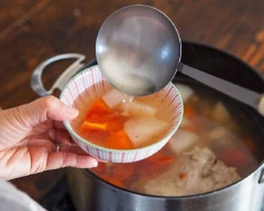 Múc canh ra bát và thưởng thức. Canh củ cải cà rốt rất hợp trong thời tiết lạnh, ăn canh với cơm sẽ giúp bạn nhanh chóng làm ấm cơ thể và bổ sung được nhiều dưỡng chất.