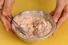 Hỗn hợp cá ngừ: Cho 50gr cá ngừ hộp vào tô dầm nhuyễn, cho thêm 1 muỗng canh sốt mayonnaise, 1/3 muỗng cà phê tiêu xay rồi trộn đều hỗn hợp.