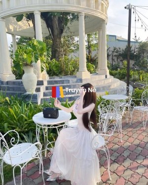 Quán Mì Và Những Bàn Tay Đánh Bài