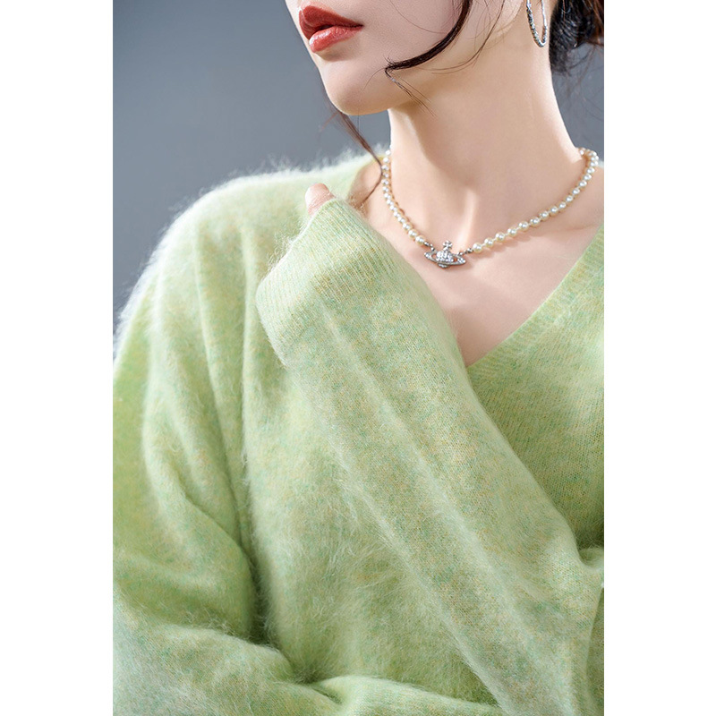 Women's sweater made from cashmere-wool blend, seamless