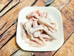 Chân gà mua về đem rửa sạch với 1 muỗng canh giấm và 1 muỗng canh muối cho hết mùi hôi, chặt bỏ phần móng chân gà sau đó chặt chân gà làm 2 hoặc nhiều đoạn tùy thích.