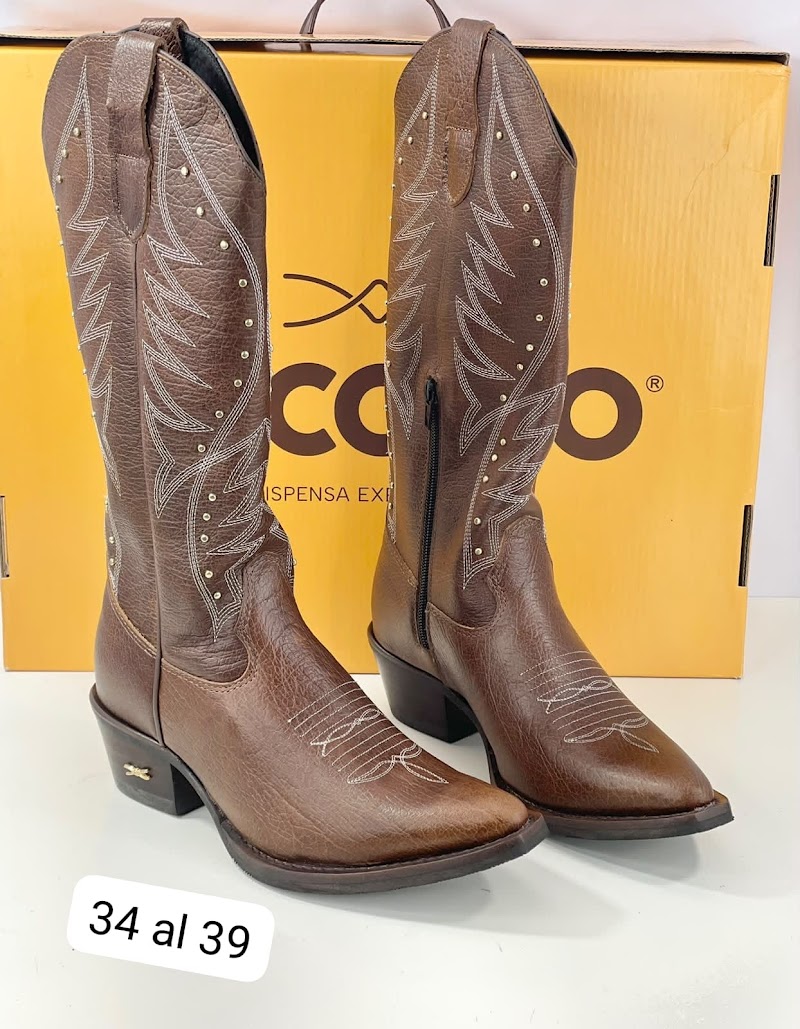 Bota texana de cuero con tachas