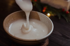 Để làm phần đường trang trí thì chỉ cần cho sữa vào đường bột, quậy đều cho hỗn hợp sền sệt là được. Nếu hỗn hợp quá khô không thể chảy thành dòng thì thêm chút xíu sữa, còn nếu hỗn hợp lỏng quá thì thêm đường nha. Hỗn hợp chuẩn là khi kéo muỗng lên, dòng đường chảy xuống tô còn giữ dáng từ 5 - 10 giây mới hoàn toàn lẫn vào đường ở dưới. Cho vào túi bắt kem, cắt lỗ nhỏ tùy thích và bóp trang trí lên bánh quy.