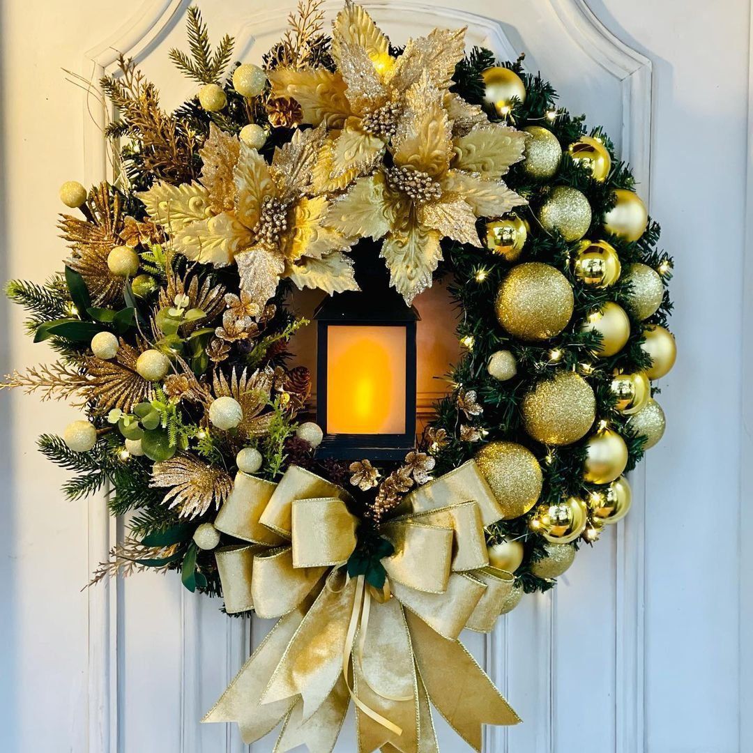 Weihnachtskranz mit dekorativer Öllampe und Blumen