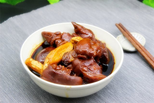 Giò Heo Hầm Gừng Với Trứng Gà