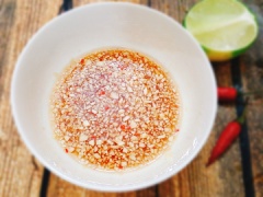 Làm nước sốt trộn gỏi: hòa tan 3 muỗng canh nước mắm, 1/4 muỗng canh muối, 1 muỗng cà phê bột ngọt, 2 muỗng canh đường, nước cốt ½ trái chanh lại với nhau. Khuấy đều cho gia vị tan hết. Sau đó cho tỏi ớt băm vào. Cho xoài ra dĩa, rưới ½ nước sốt vào xoài trộn đều. Rau thơm thái nhuyễn, cho vào xoài vừa trộn.