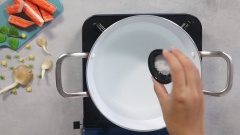 Rửa sạch tất cả các nguyên liệu. Đặt nồi nước lên bên cho thêm 1 muỗng cà phê muối vào nước và cho ức gà vào luộc chín, Làm tương tự với những chú tôm.