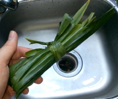 Lá dứa rửa sạch, bó lại thành bó sau đó cho vào nồi. Nấu nước đậu trong 30 phút với lửa nhỏ thì cho thêm 1 muỗng canh đường, 1 muỗng canh sữa đặc, nấu tiếp trong 30 phút nữa. Nếu muốn uống với đá thì có thể cho 2 - 3 muỗng canh đường. Có thể dùng đường cho người ăn kiêng.