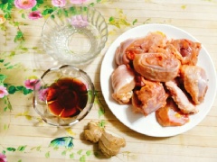 Thịt gà nên chọn mua thịt gà ta thì món canh thjit sẽ dai và thơm hơn thịt gà công nghiệp. Gà đem rửa sạch để cho ráo nước sau đó đem chặt miếng vừa ăn, gừng cạo sạch vỏ rồi thái lát mỏng.
