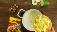 Bắc nồi lên bếp, cho vào 1 muỗng canh dầu thực vật rồi cho thêm 20gr hành boa rô thái lát vào phi thơm. Tiếp theo cho đu đủ vào, thêm 1/2 muỗng cà phê muối, xào khoảng 2 phút cho đu đủ dậy mùi. Sau đó thêm vào nồi 700ml nước rồi hầm đu đủ 20 phút.