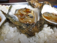 Xếp hàu vào khay, cho xốt mắm nhĩ lên trên rồi đem đút lò 200 độ C trong 5 phút là hàu chín nhé các bạn.