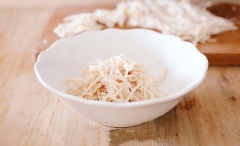 Cho lườn gà vào nồi, bỏ nước, hành, gừng, rượu, muối vào và luộc chín. Sau đó cho gà vào tô nước đá lạnh để nhanh nguội và săn thịt. Khi thịt đã nguội, vớt ra để ráo rồi xé nhỏ.